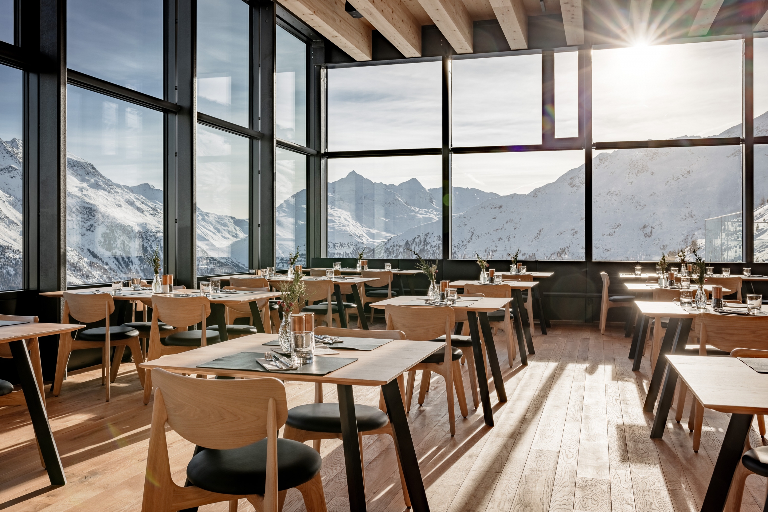 Falcon À-la-carte-Restaurant im Winter im Skigebiet von Sölden