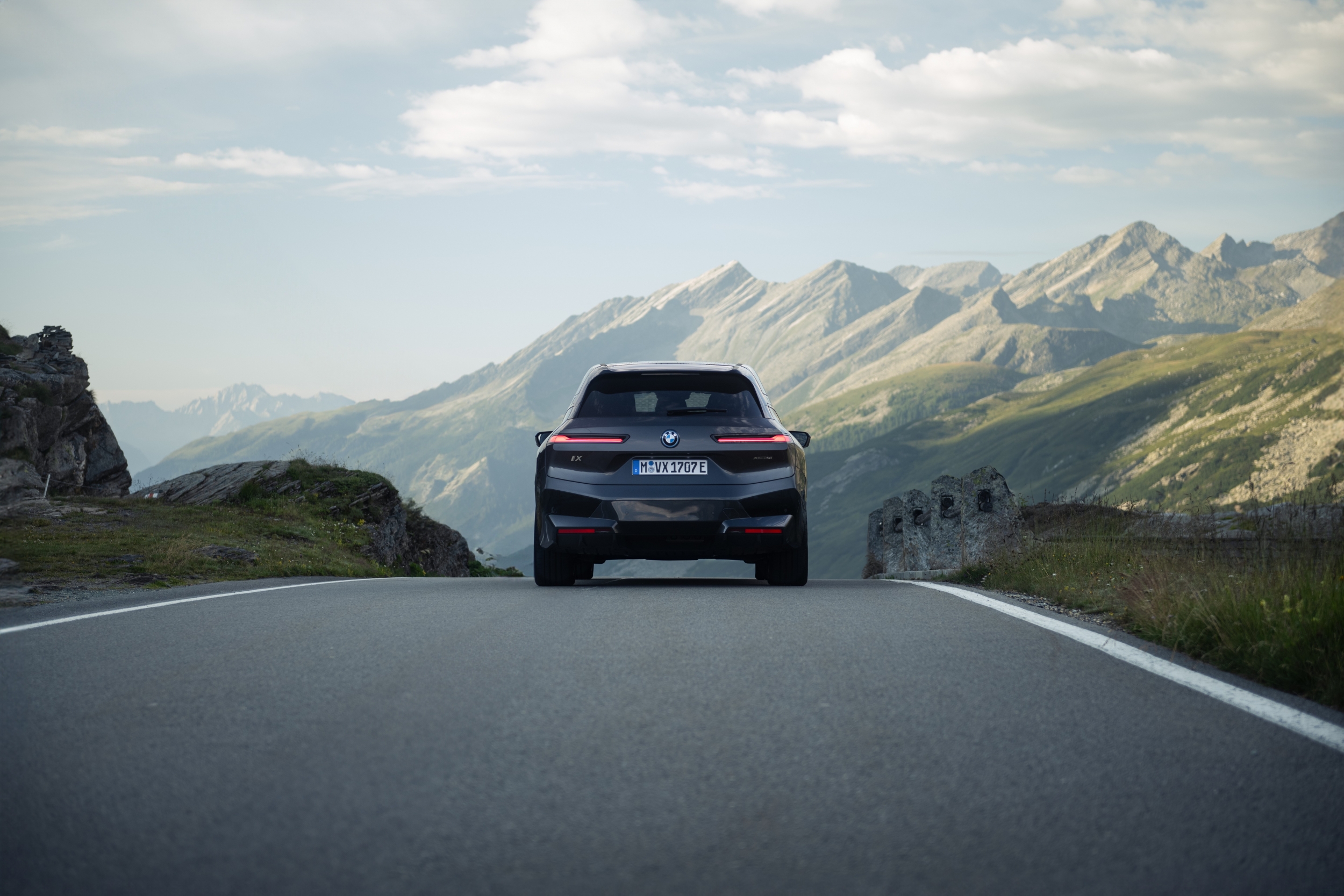 Entdecken Sie spektakuläre Alpenpässe und beeindruckende Panoramarouten bei einer kostenlosen Testfahrt mit dem BMW iX xDrive45 während Ihres Aufenthalts in Sölden Entdecken Sie spektakuläre Alpenpässe und beeindruckende Panoramarouten bei einer kostenlosen Testfahrt mit dem BMW iX xDrive45 während Ihres Aufenthalts in Sölden