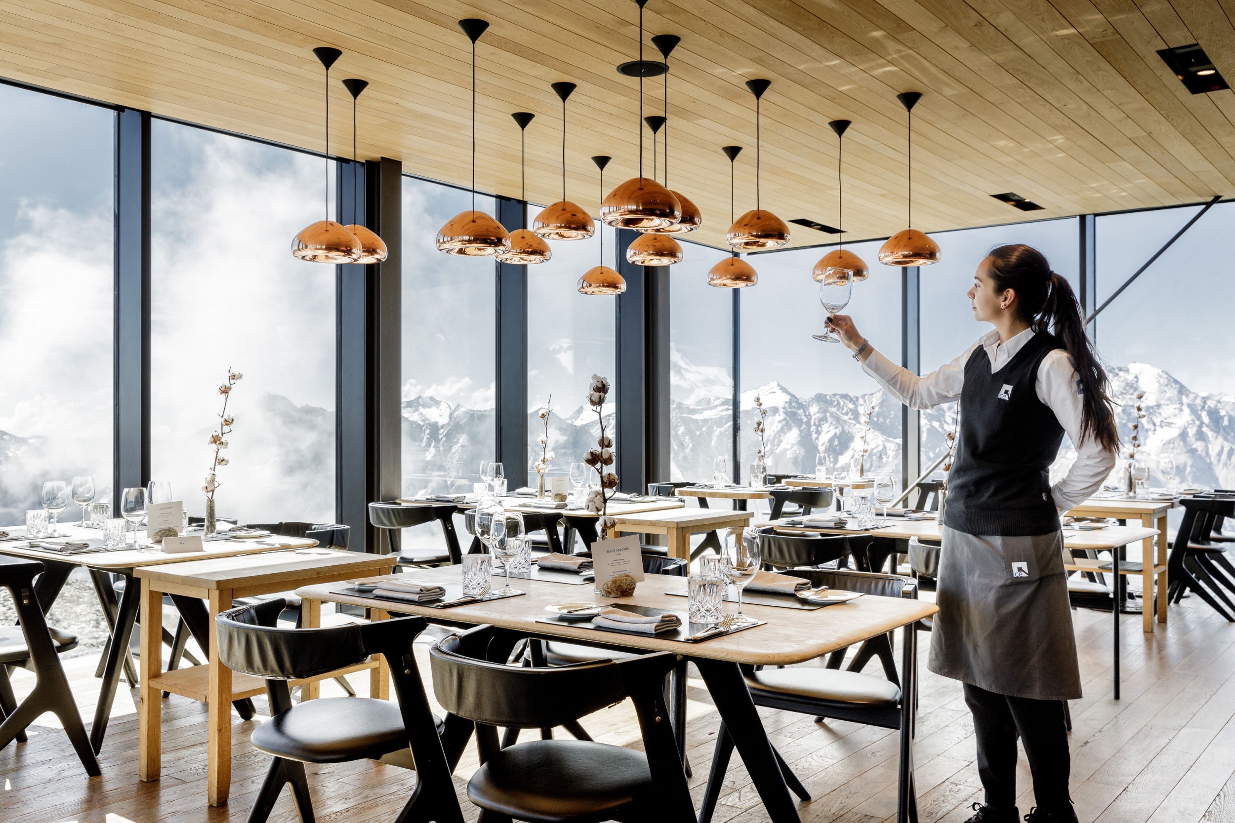 Gourmetrestaurant ice Q im Sommer mit Bergblick