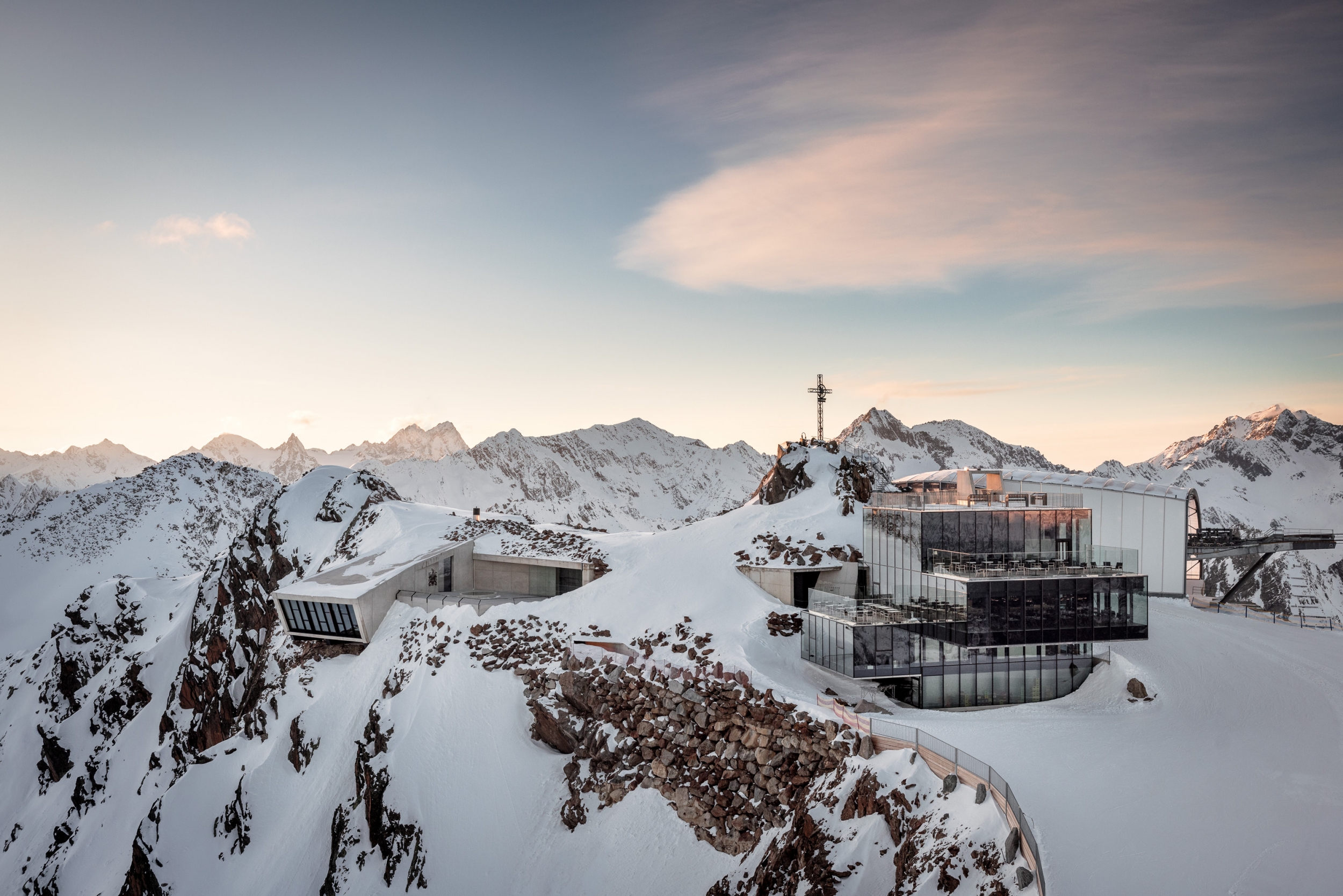 Helikopteraufnahme Ötztaler Bergwelt mit ice Q im Winter