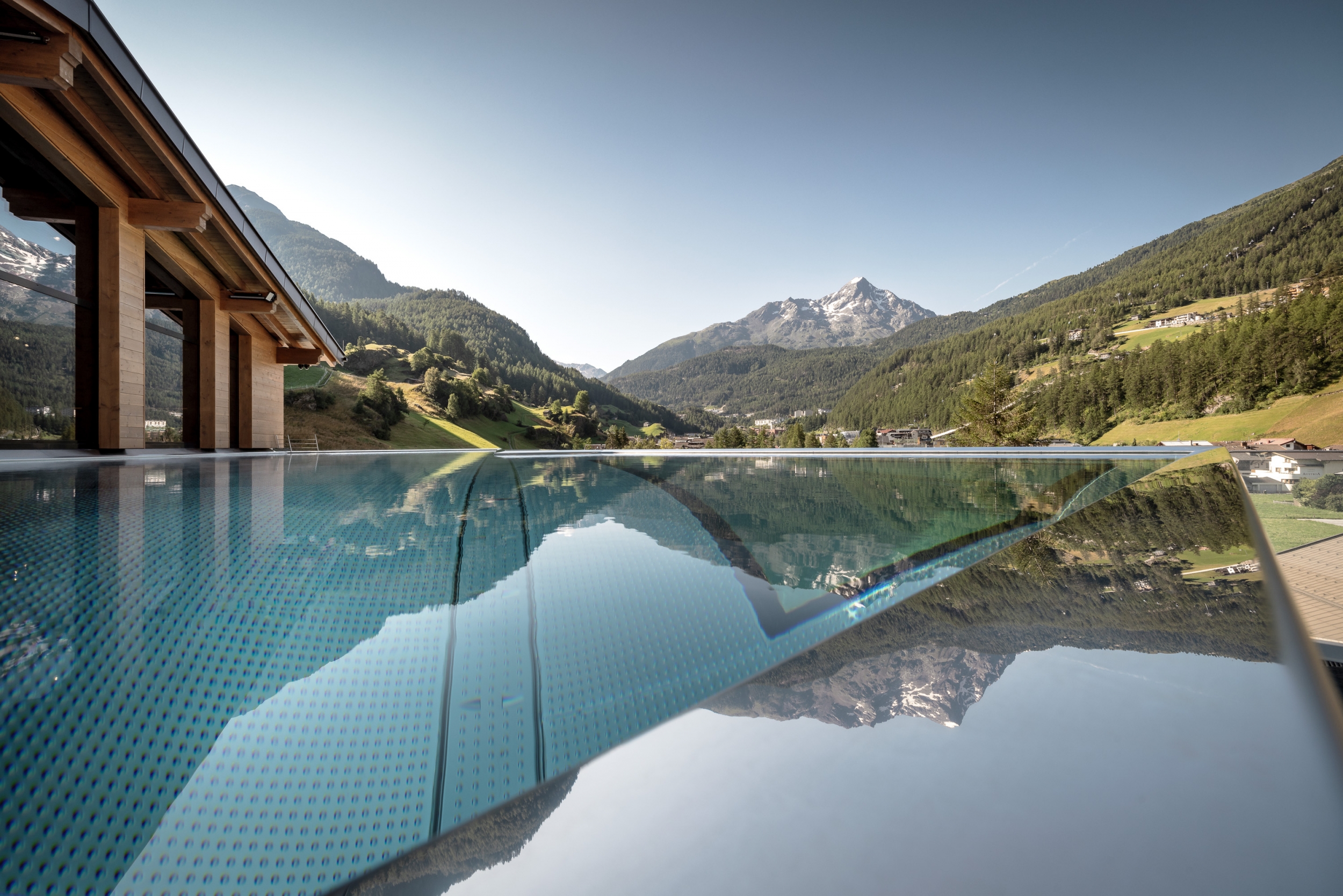 Summit Infinity-Pool im Sommer im Hotel Das Central in Sölden, Tirol 