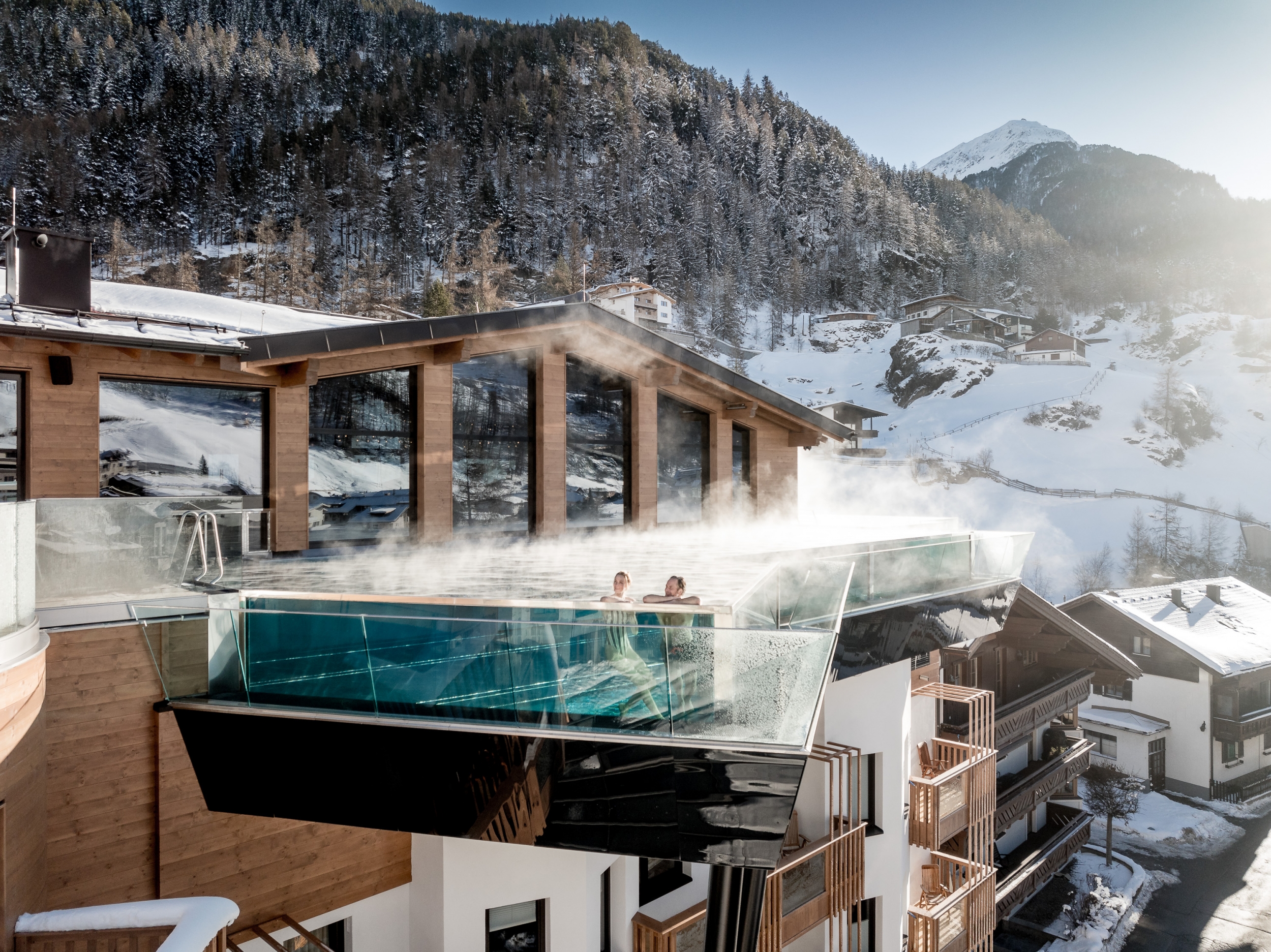 Summit Infinity Pool im Summit Spa des 5-Sterne Hotels Das Central in Sölden mit Bergblick Summit Infinity Pool im Summit Spa des 5-Sterne Hotels Das Central in Sölden mit Bergblick