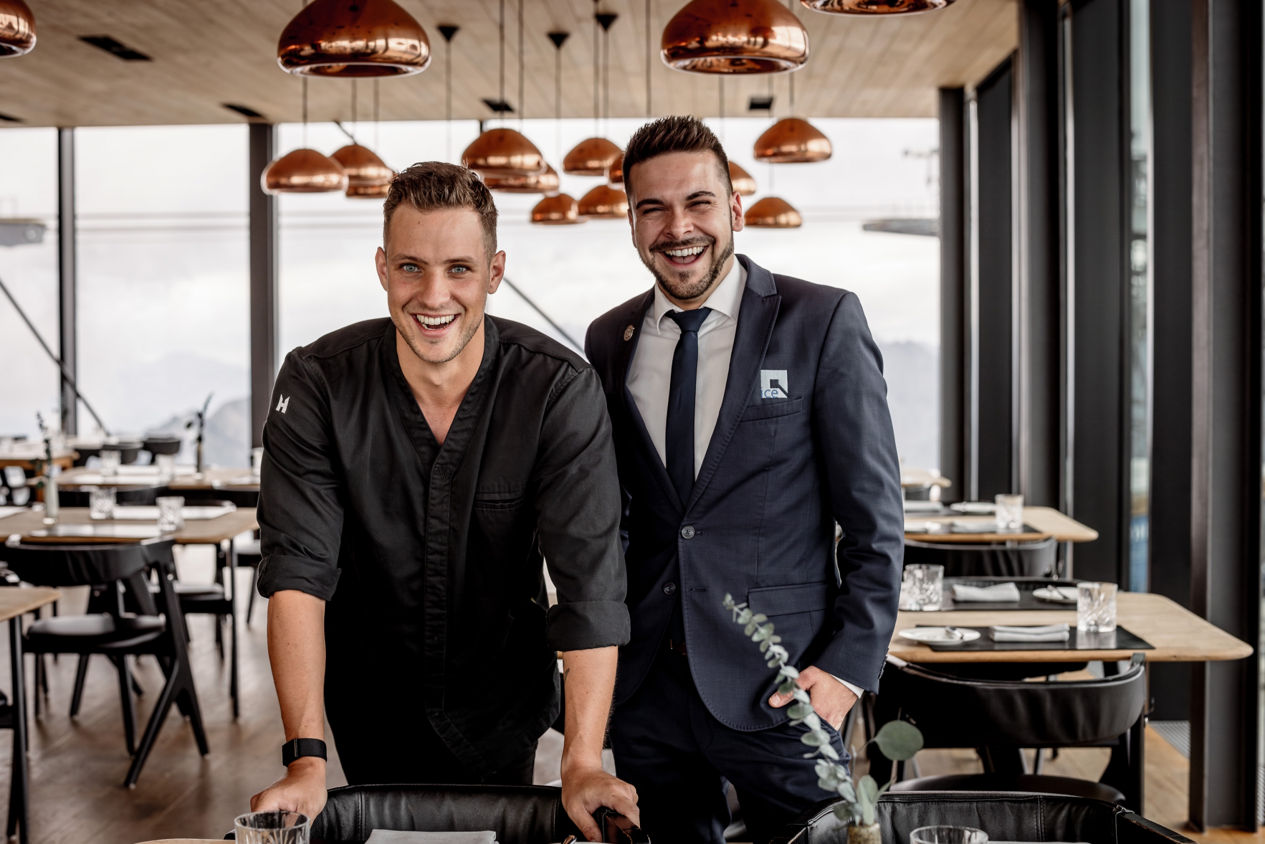 Chef de Cuisine Jonas Grundner und Gastgeber Tobias Heim vom Gourmetrestaurant ice Q Chef de Cuisine Jonas Grundner und Gastgeber Tobias Heim vom Gourmetrestaurant ice Q