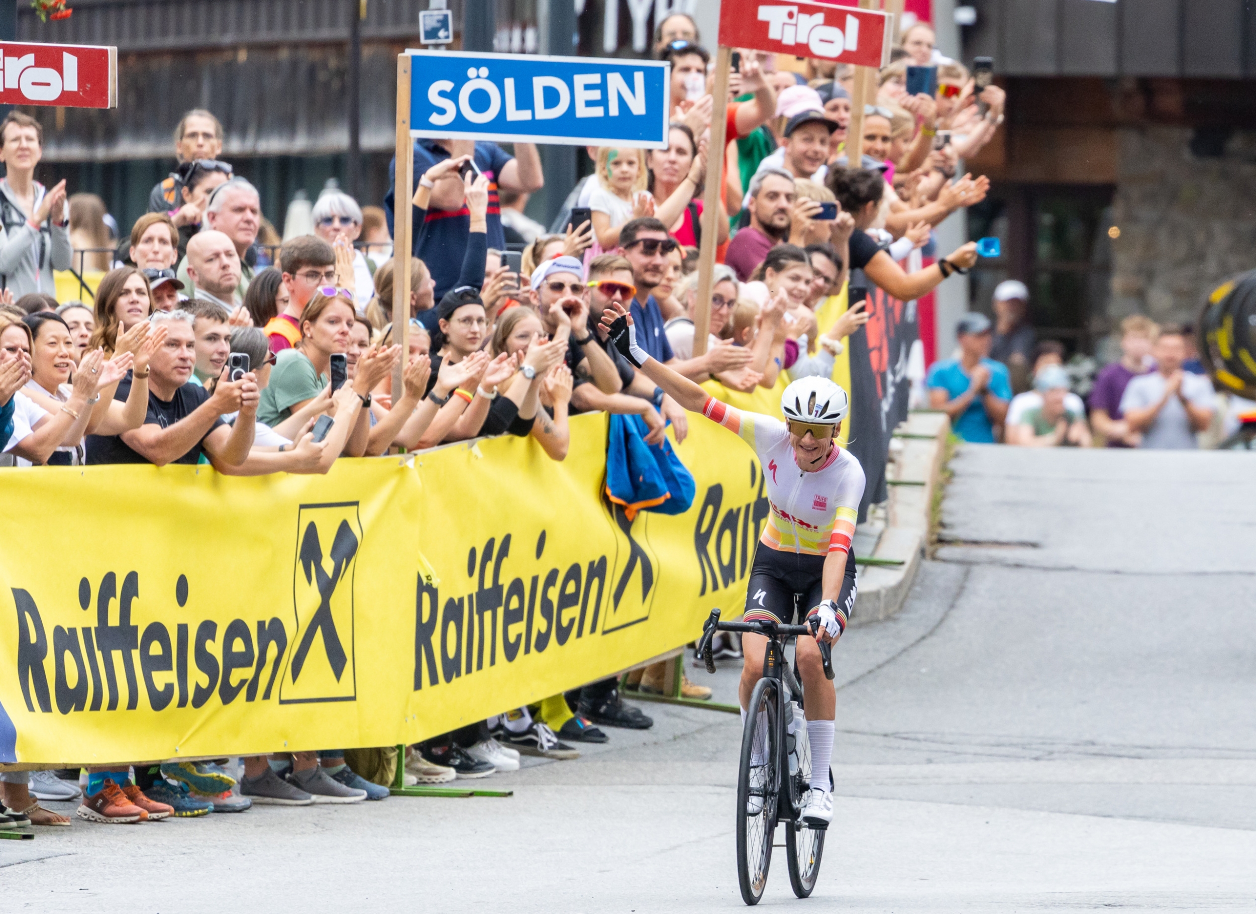 Damen vor den Vorhang beim Ötztaler Radmarathon 2024 - erneute Siegerin ist Janine Meyer aus Deutschland