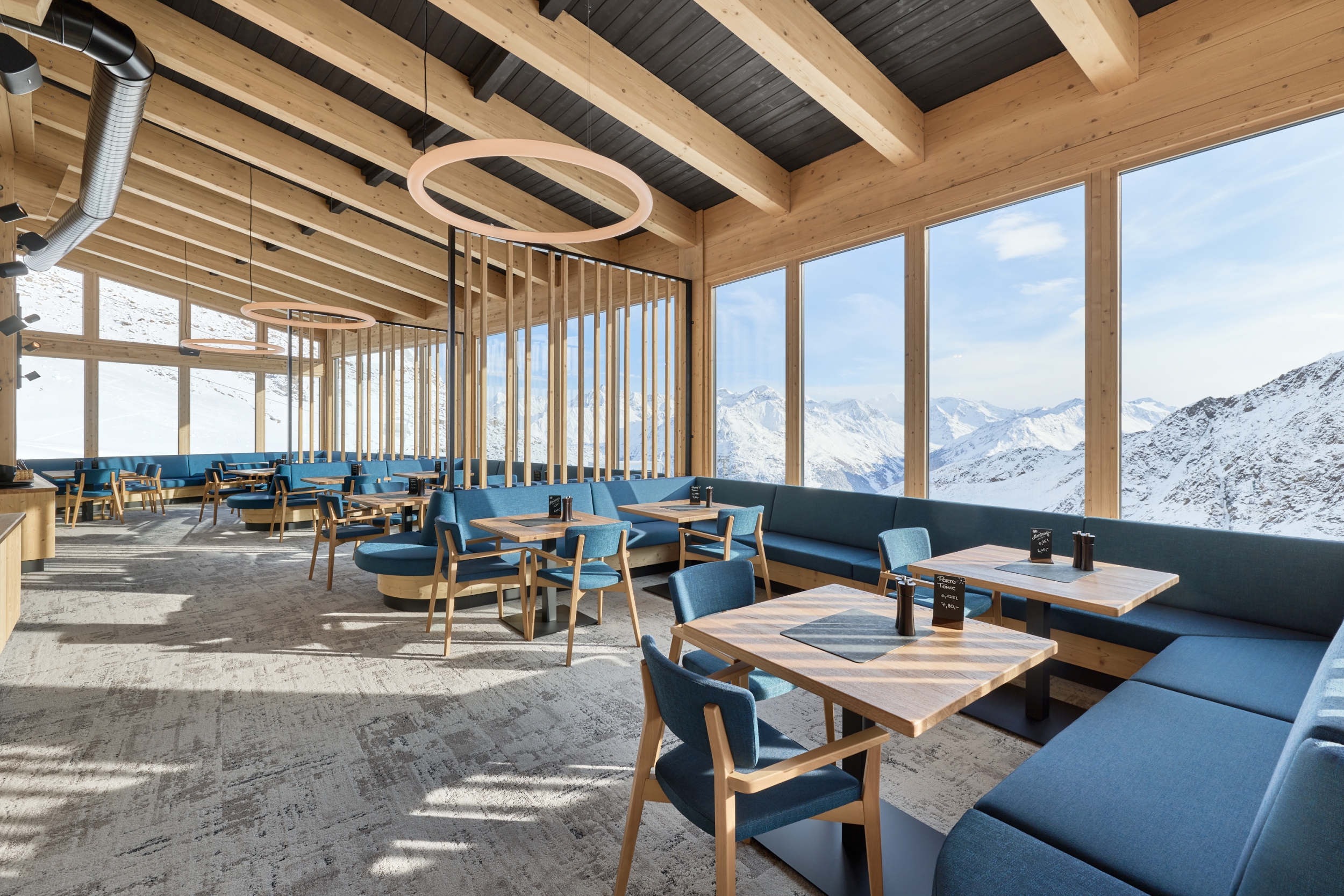 Ausblick vom Restaurant Schwarzkogl in im Skigebiet von Sölden - hosted by AREA 47