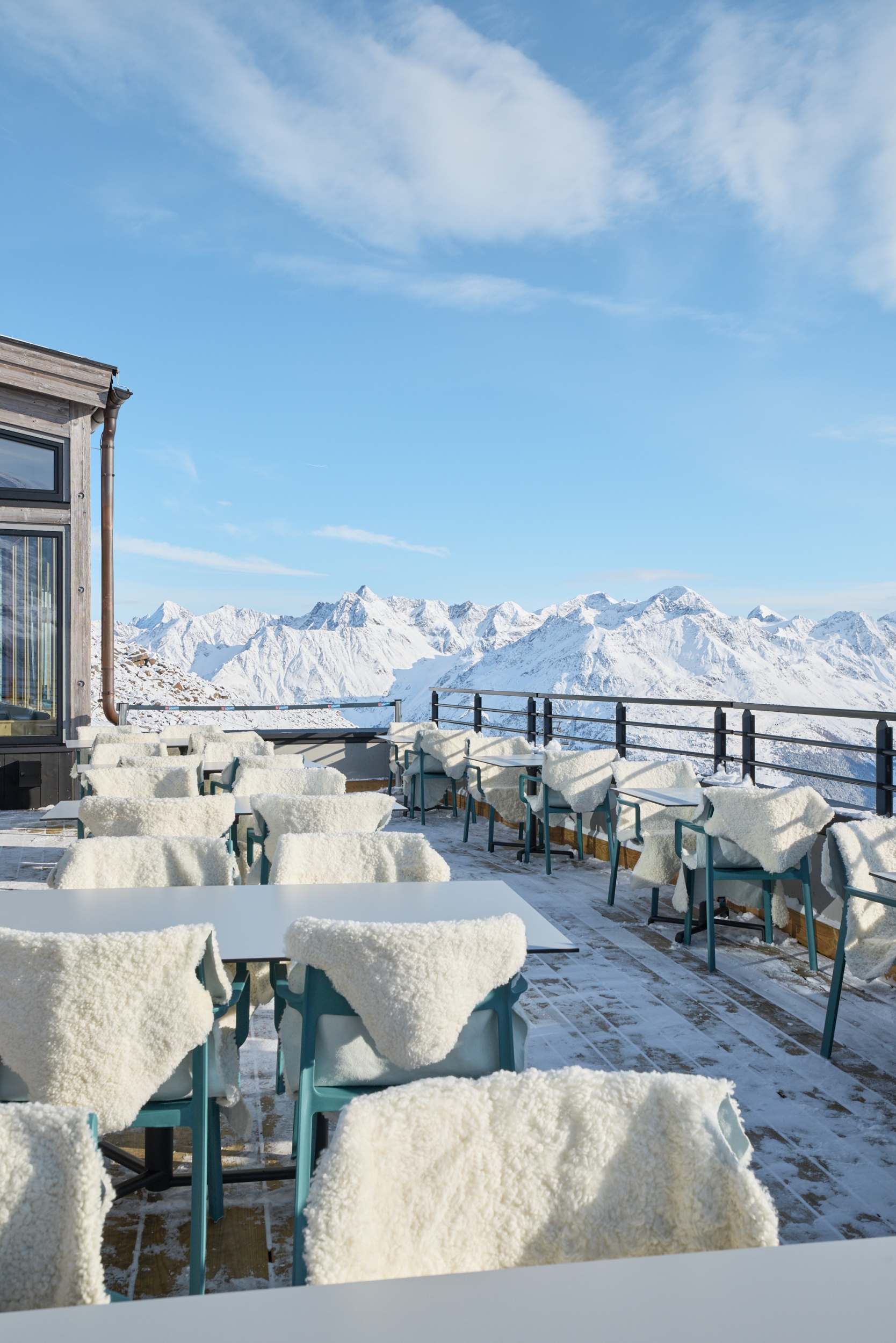 Sonnenterrasse Restaurant Schwarzkogl in im Skigebiet von Sölden - hosted by AREA 47